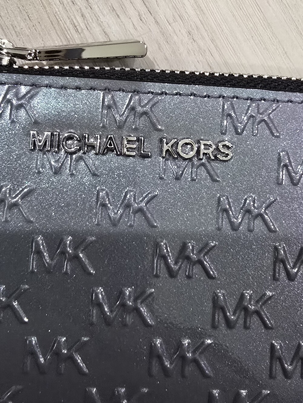 Michael Kors Jet Set Small Logo Embossed Patent Leather Coin Card Metalic Silver - Picture 2 of 6